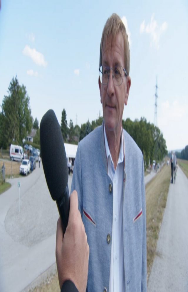 Wir haben die Gelegenheit von "Anti-Verkehrsministerin" Gewesslers Besuch im Marchfeld genutzt und lautstark auf die Dringlichkeit der Umsetzung der Straßenbauprojekte S8 und Lobautunnel hingewiesen. Wir bleiben dabei: S8 und Lobautunnel müssen gebaut werden. Lebensqualität statt Klimaterror!
#s8jetzt
#marchfeldschnellstraße
#Lobautunnel
#fpoenoe
#jazurs8
#klimaterror