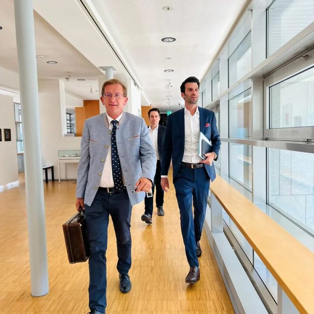 Auf dem Weg zur Sondersitzung des NÖ Landtages. Die FPÖ Niederösterreich steht zum Mittelstand und möchte für diesen, insbesondere für Arbeitnehmer, Familien, Pensionisten und KMUs, weitere Entlastungsmaßnahmen erwirken.
#fpoe
#fpoenoe