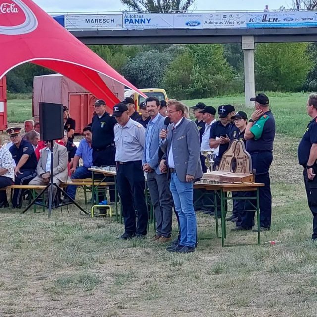 Es war mir eine besondere Ehre, einigen Kameraden meiner eigenen Wehr (Freiwillige Feuerwehr Pframa) - für ihre herausragenden Leistungen beim Bezirkswasserdienstleistungsbewerb - einen Pokal überreichen zu dürfen.
Danke an alle Teilnehmer und herzliche Gratulation an die Gewinner!
#freiwilligefeuerwehr 
#niederösterreich 
#gänserndorf 
#wasserdienstleistungsbewerb