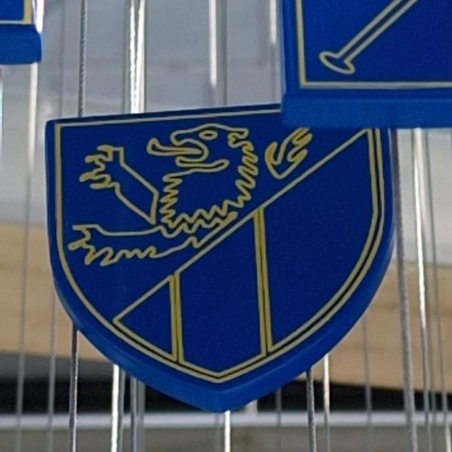 Nach ausgiebiger Suche habe ich heute das Wappen meiner Heimatgemeinde Eckartsau, vor dem neuen Besucherzentrum des NÖ Landtages,  entdeckt. 👍💙💛
#niederösterreich
#eckartsau
#forumlandtag