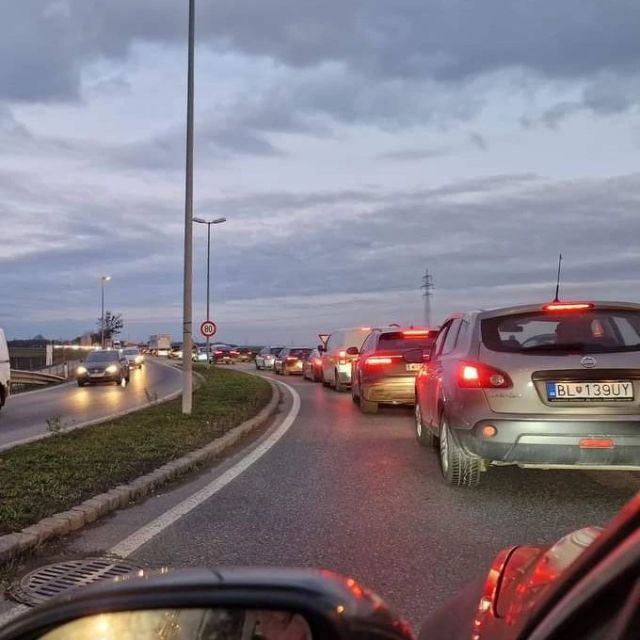 B8 vor Aderklaa, der tägliche Stau in beiden Richtungen. Gewessler weg, S8 her!
#s8jetzt 
#gänserndorf 
#baustattstau